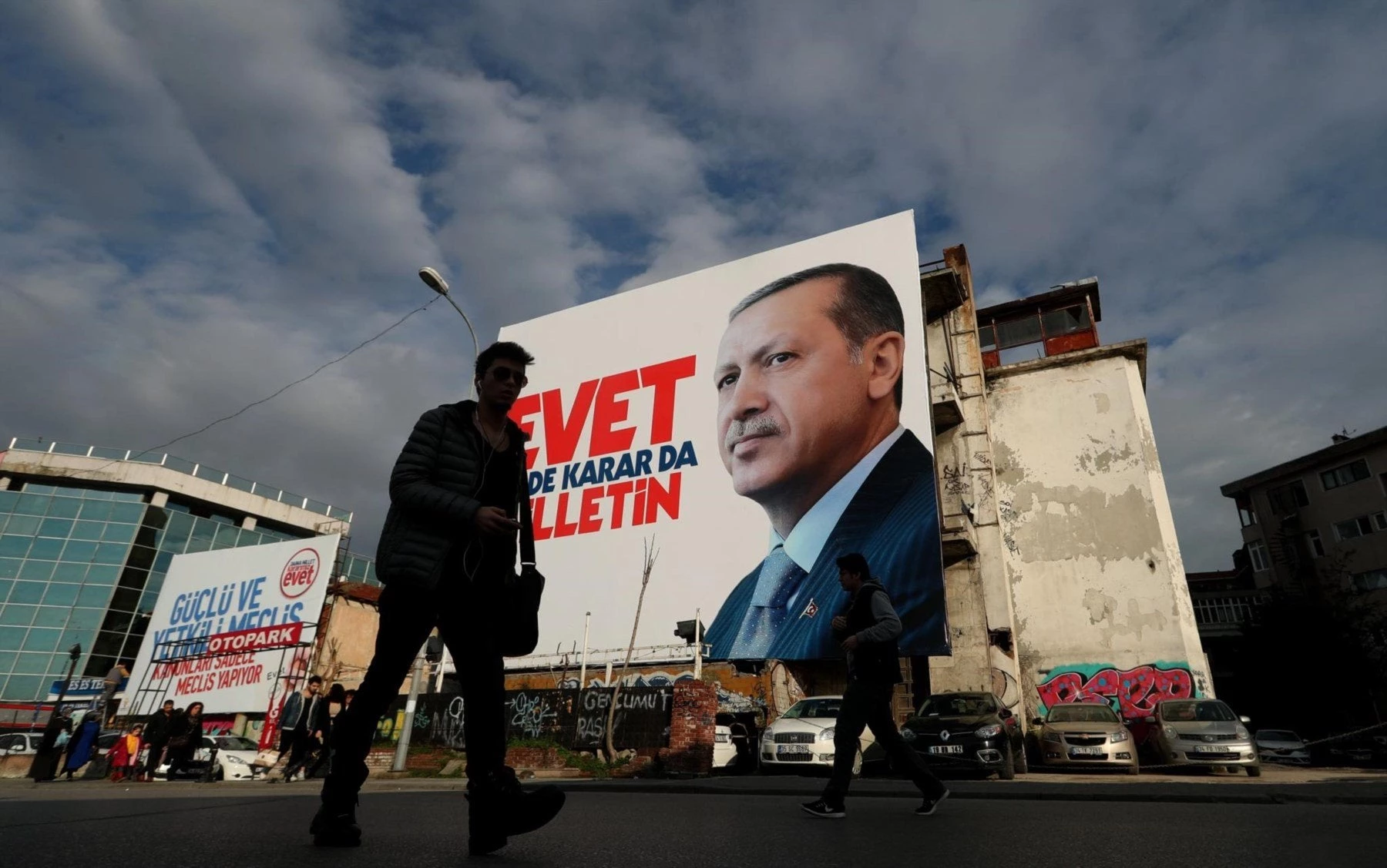 Βυθισμένη σε οικονομικό χάος η Τουρκία: Αυτοδιορίστηκε πρόεδρος του επενδυτικού ταμείου ο Ερντογάν – «Ιερός πόλεμος» κατά του δολαρίου